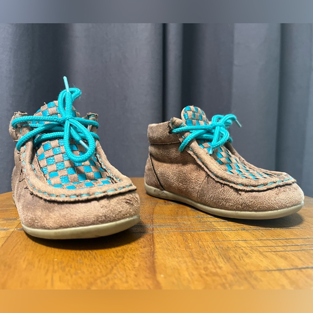 TWISTER Toddler shoes - sz 6